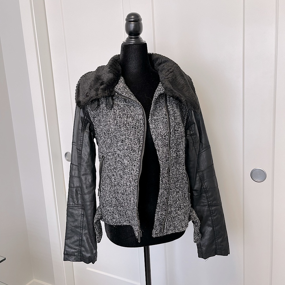 2𝒇𝒐𝒓$150 Guess faux leather sleeve jacket sizeM